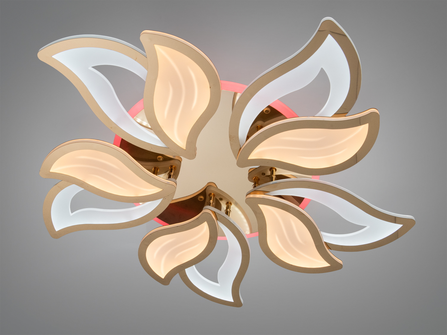 Світильник з пелюстками, що нагадують листя, з теплим світлом. Підходить для сучасних інтер′єрів.