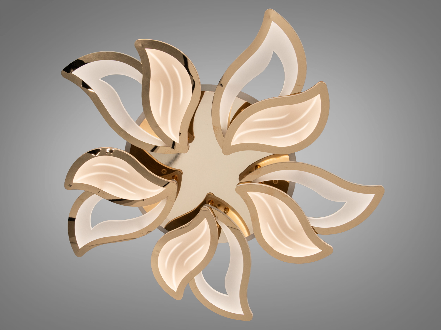 Стельовий світильник у формі квітки з білими пелюстками. Ідеально підходить для вітальні.