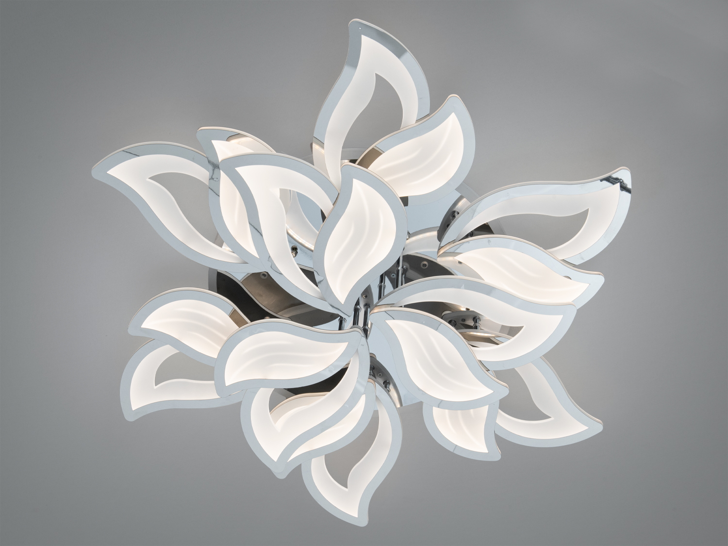 Люстра з хромованими елементами у формі пелюсток. Підходить для сучасних інтер′єрів, забезпечує рівномірне освітлення приміщення.