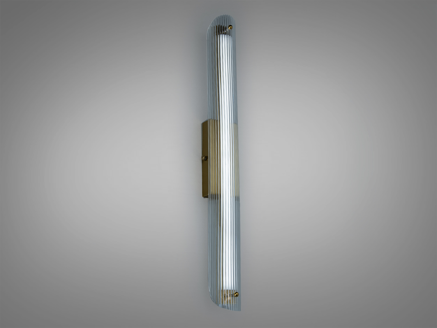 Латунний світильник з текстурованими акриловими трубками, кріпиться до стіни, підходить для створення акцентного освітлення в сучасних інтер′єрах.