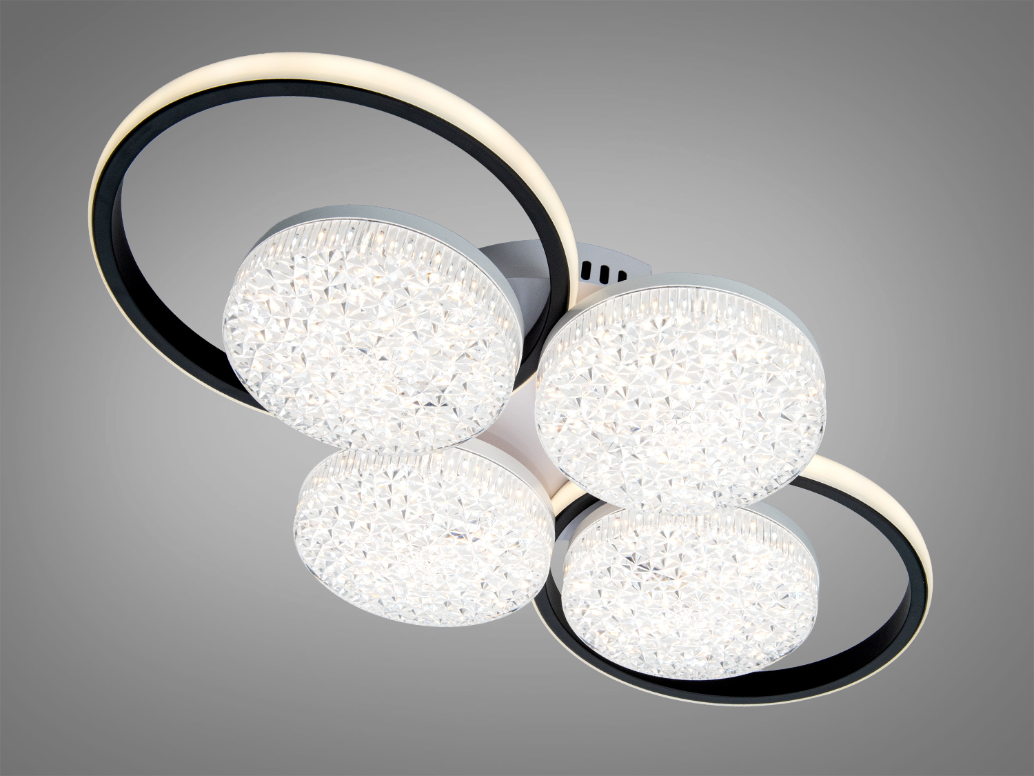 Світильник для стелі з чотирма круглими елементами, що мають кристалічну текстуру. Оснащений дистанційним керуванням для зручності.