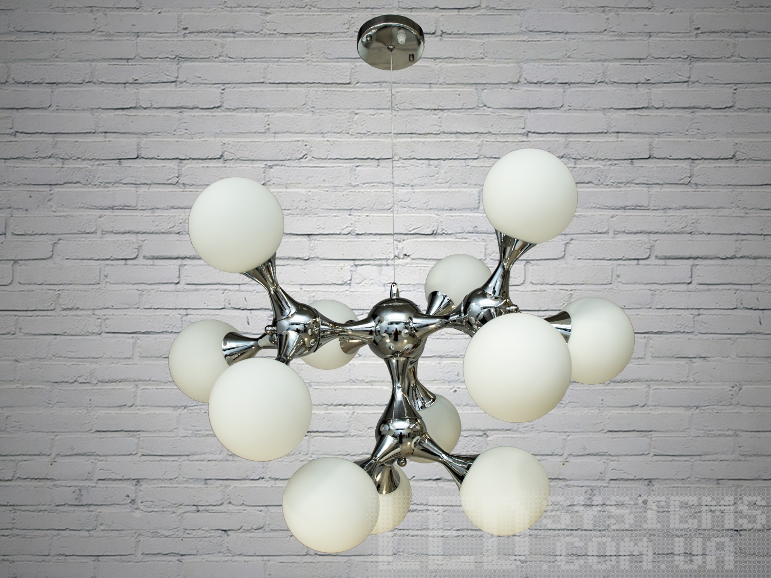 Металева конструкція підвісної люстри, яка тримає скляні кулі, має блискучу хромовану поверхню, що відображає світло та додає простору візуальної просторовості та світла.