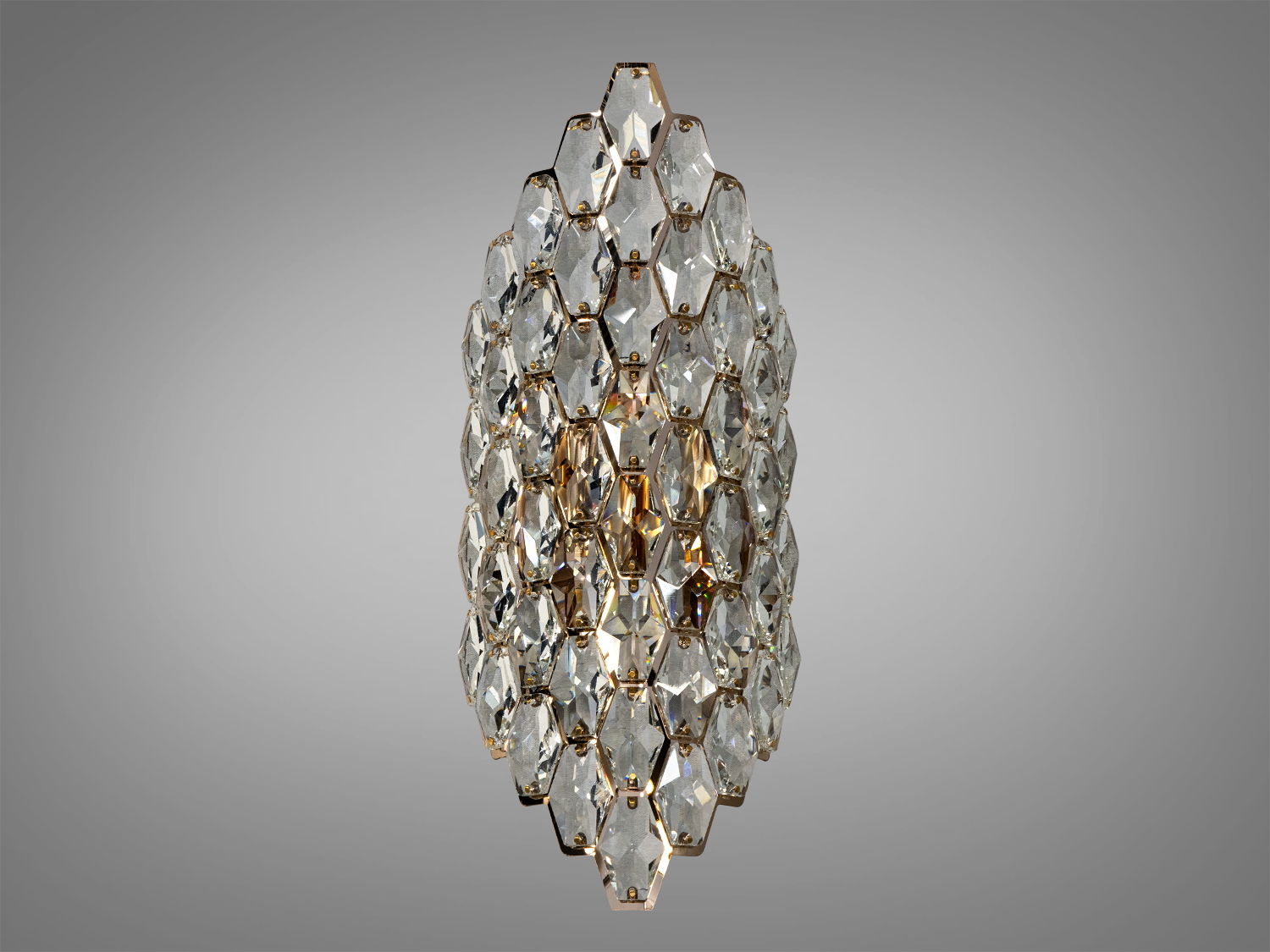 Настінний світильник з кристалами, що створюють вишуканий візерунок. Призначений для сучасного інтер′єру, забезпечує м′яке освітлення.