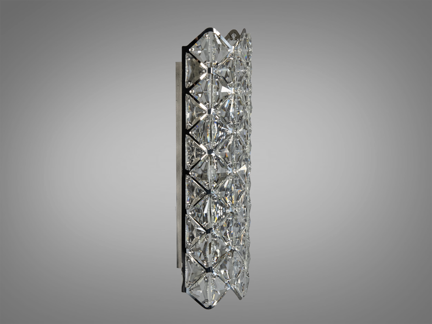 Вузький настінний світильник з кришталю, призначений для вертикального монтажу, додає елегантності інтер′єру, підкреслює висоту стін.