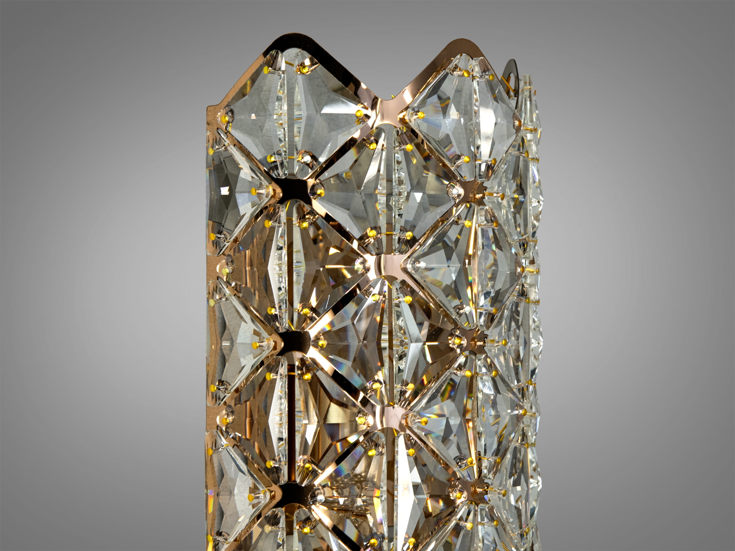 Детальний вигляд кристалів світильника на золотистій основі. Підходить для акцентного освітлення в сучасних інтер′єрах.