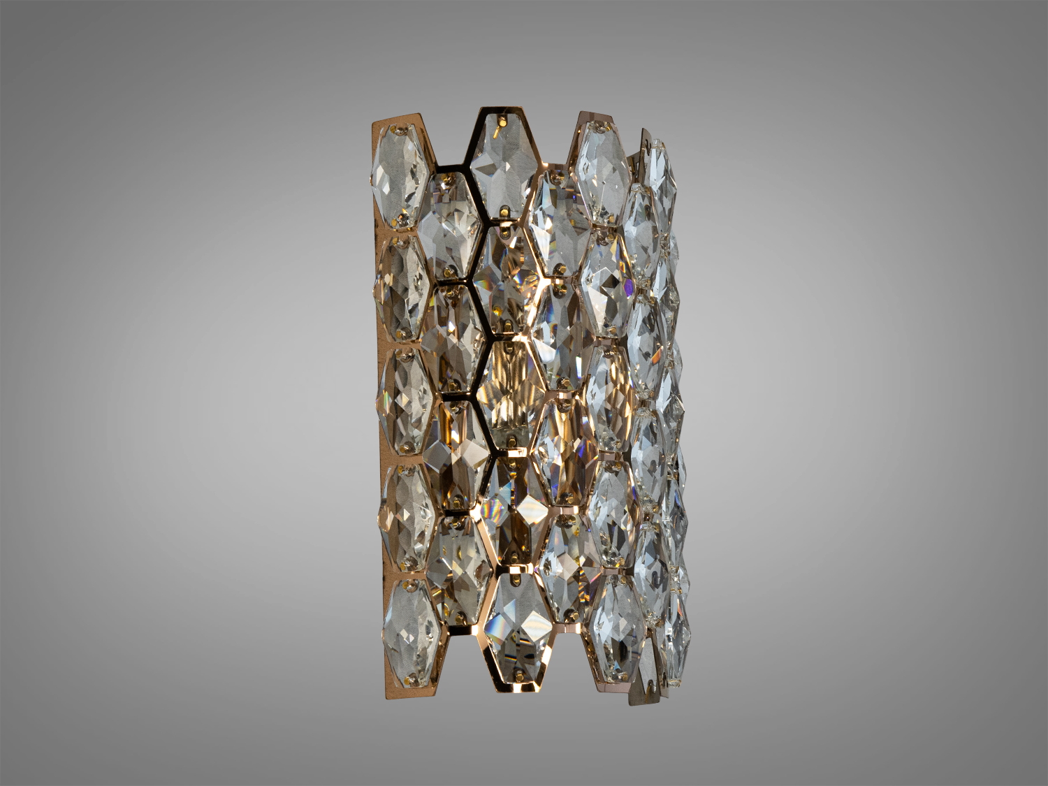 Настінний світильник з кришталевими елементами у формі шестикутників, що створюють ефектний світловий малюнок.