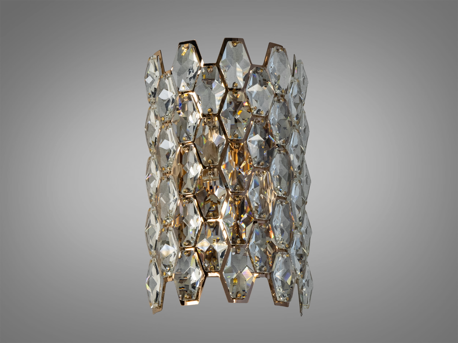Світильник для стіни з кришталевими деталями, які формують геометричний візерунок, підходить для сучасного інтер′єру.