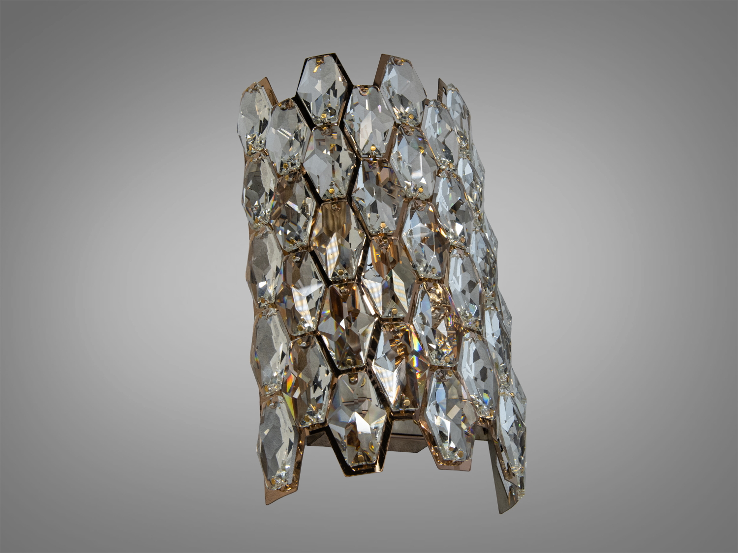 Настінний світильник з кришталевими вставками, що відбивають світло, надаючи приміщенню елегантність.