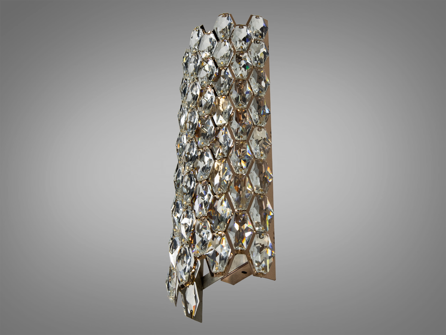 Настінний світильник з кристалами, що створюють ефект розсіювання світла. Підходить для сучасних інтер′єрів.