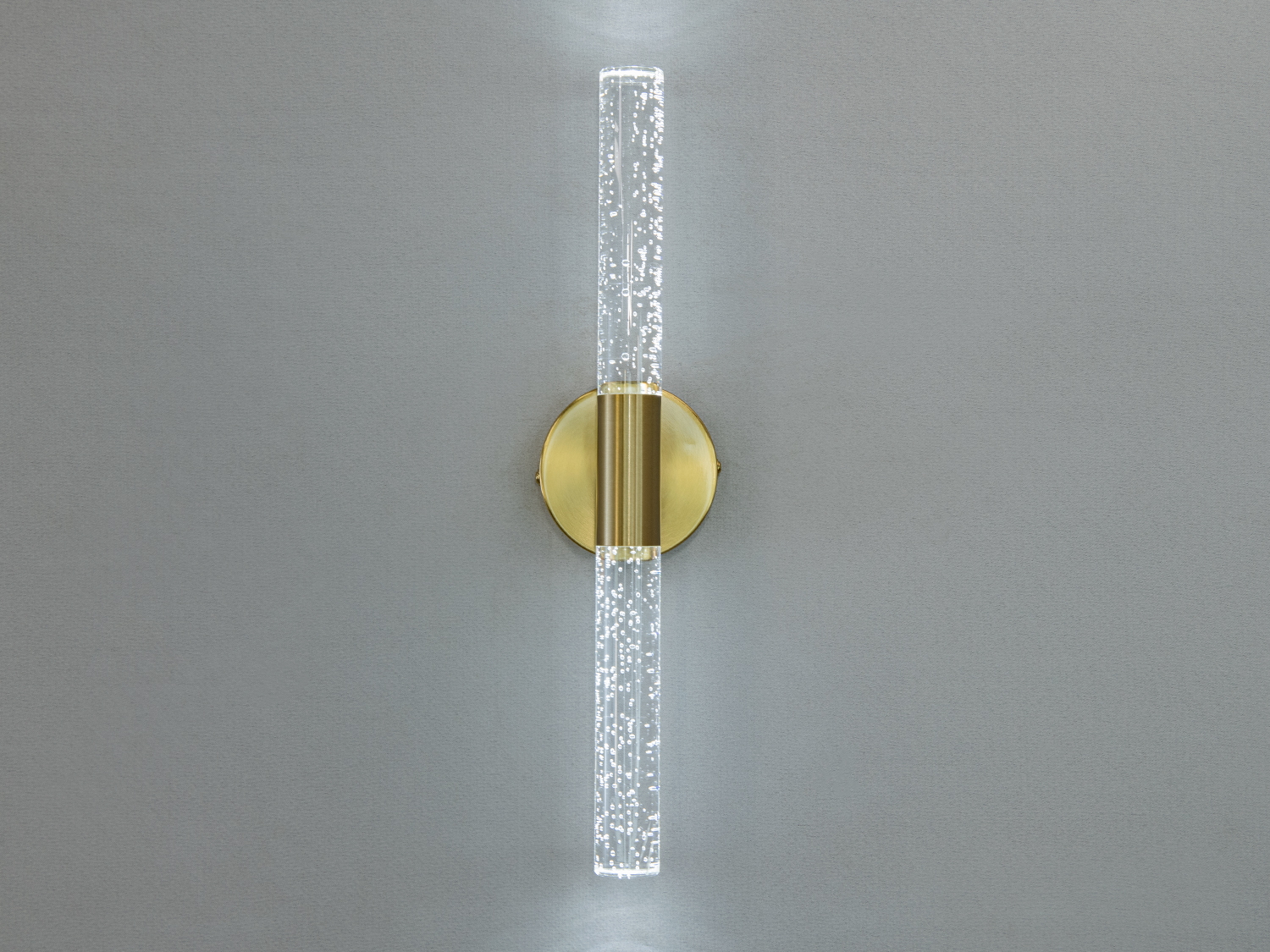 {RU:Настенный светильник с прозрачными трубками и золотистой основой. Подходит для современного интерьера, создаёт мягкий рассеянный свет.}