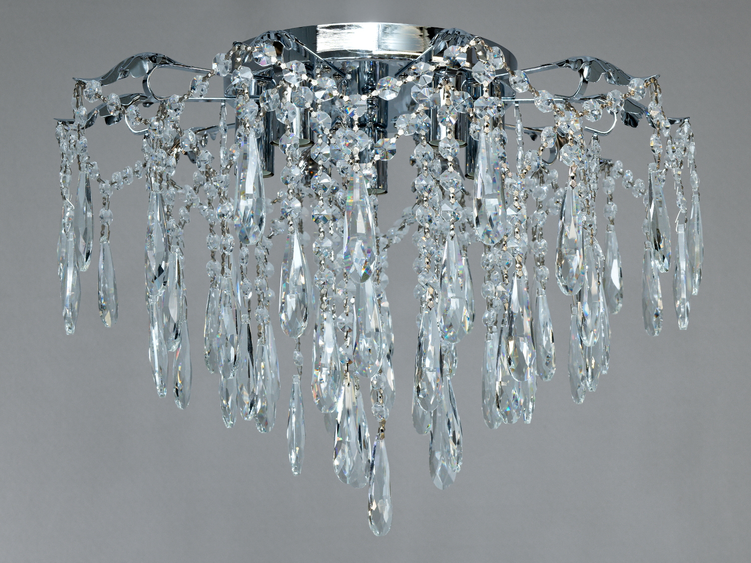 Кришталевий світильник з підвісними краплями, що створює ефект водоспаду. Підходить для класичних інтер′єрів.
