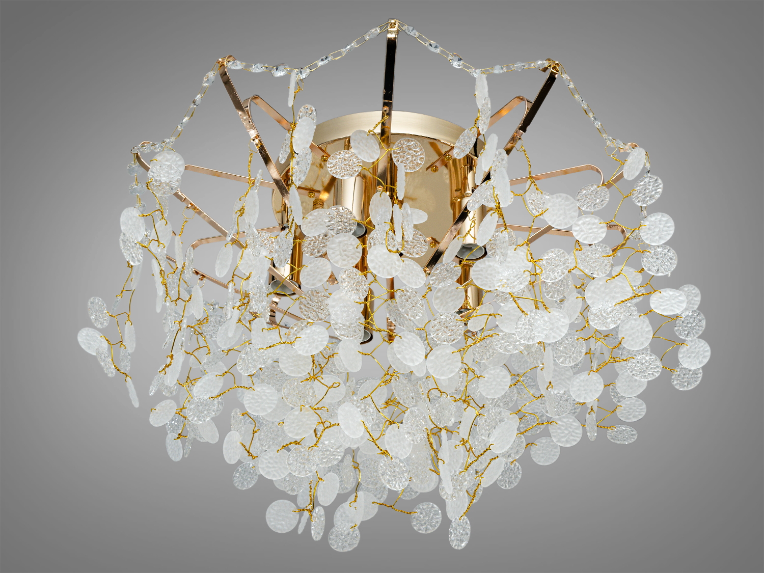 Стельова люстра з прозорими та матовими кришталевими дисками, що створюють ефектний світловий малюнок.