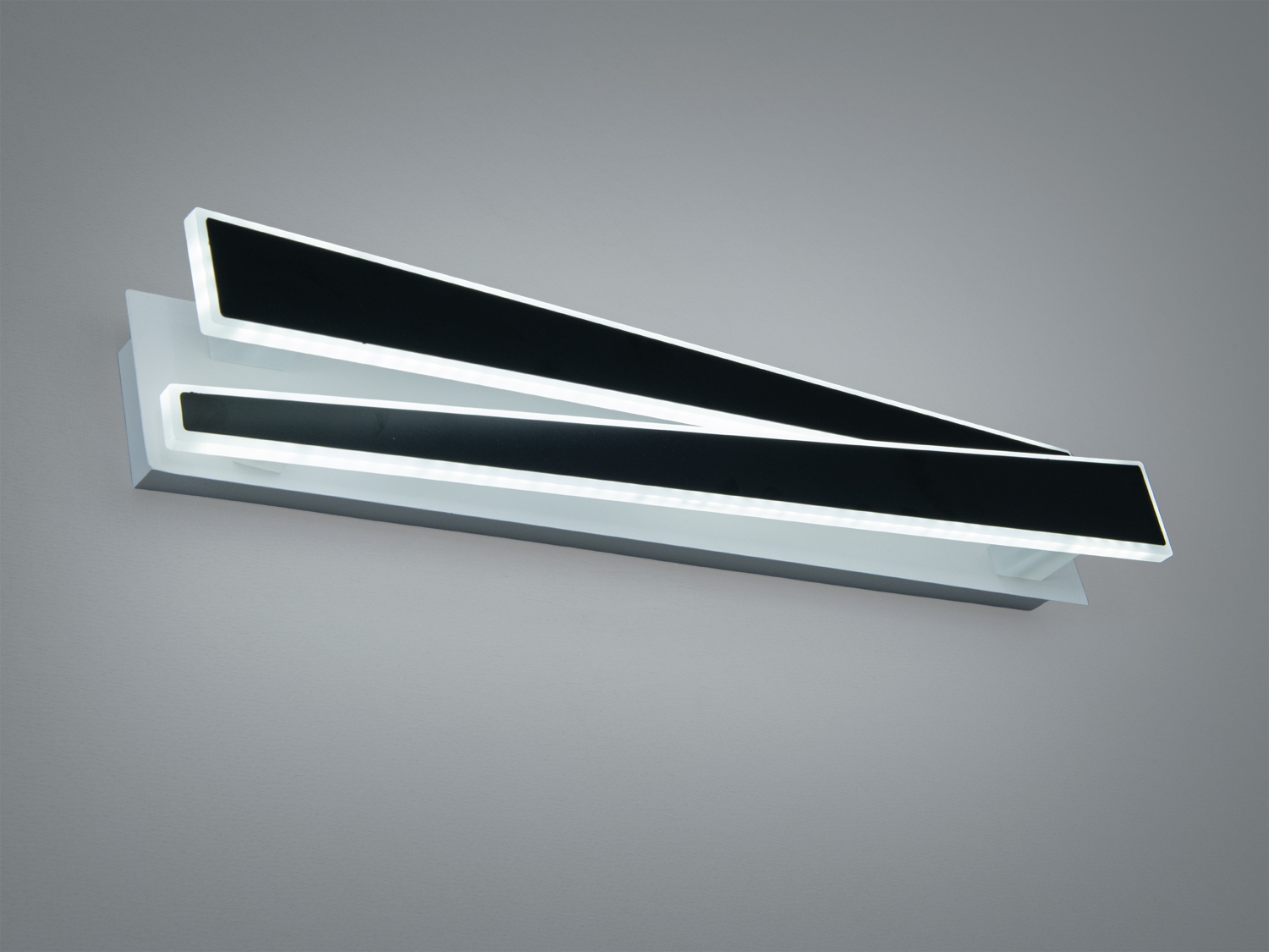 Настінний LED бра 25Вт у чорному кольорі з акриловим розсіювачем і трьома режимами CCT 3200К/4100К/6500К. Перемикання — через настінний вимикач.