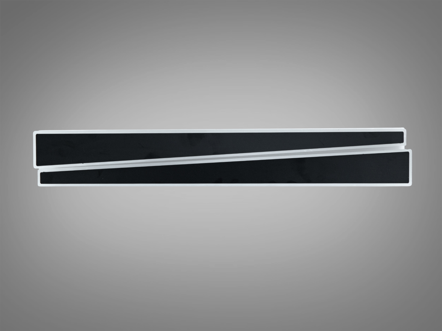 Мінімалістичний світильник з двома чорними прямокутниками. Ідеальний для офісного або домашнього використання.