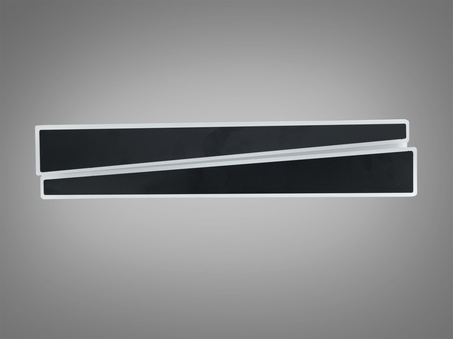 Світильник у вигляді двох чорних акрилових панелей, розташованих під кутом. Встановлення на стіну, підходить для освітлення офісу.