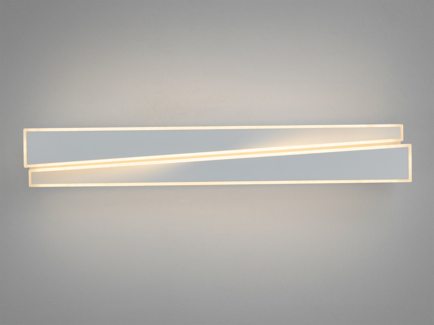 Світильник з асиметричними акриловими панелями, що створюють стильний ефект. Ідеально підходить для освітлення вітальні або спальні.