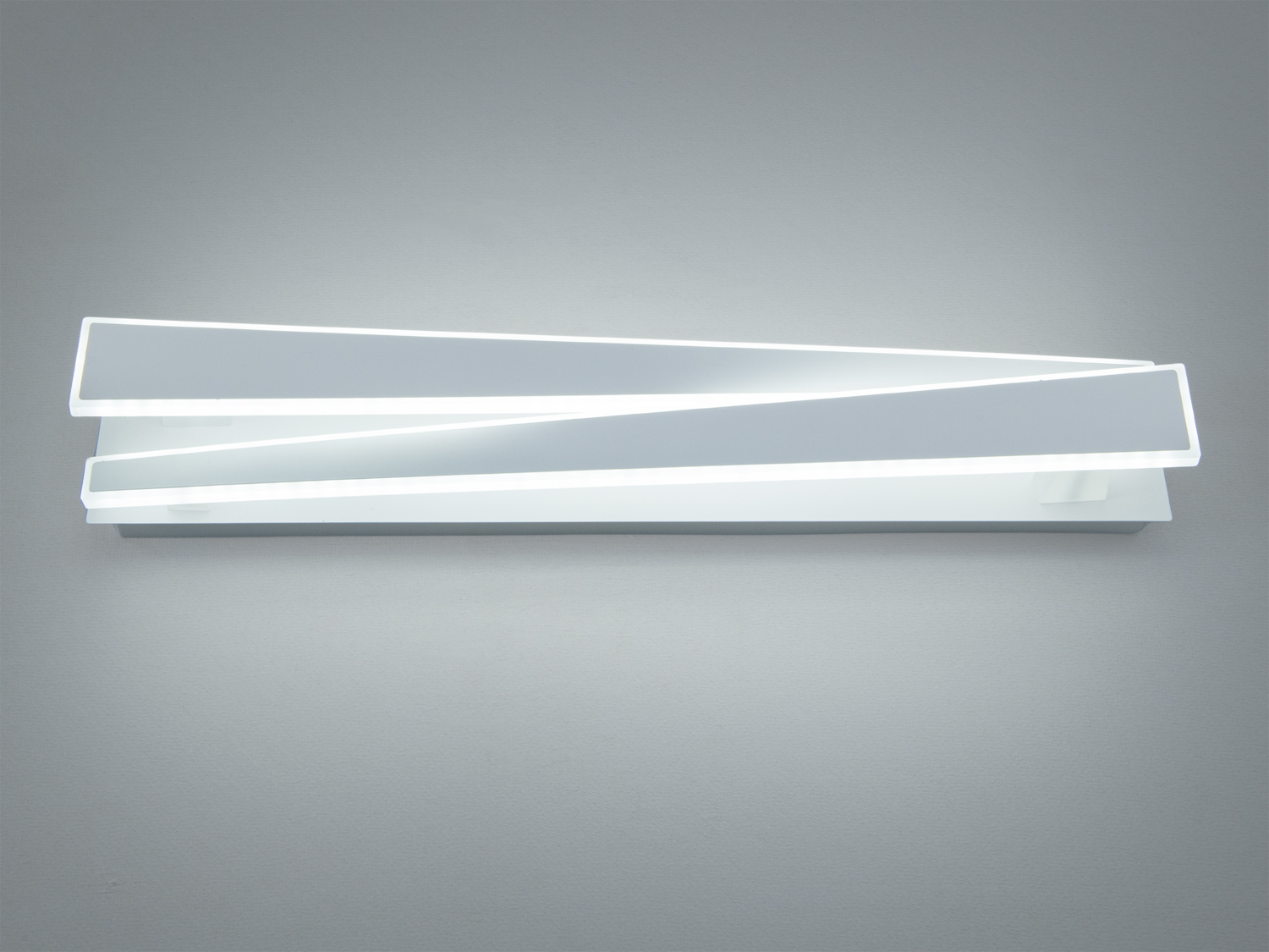 Мінімалістичний світильник з прямокутними акриловими панелями, що забезпечує рівномірне освітлення. Підходить для офісних приміщень.