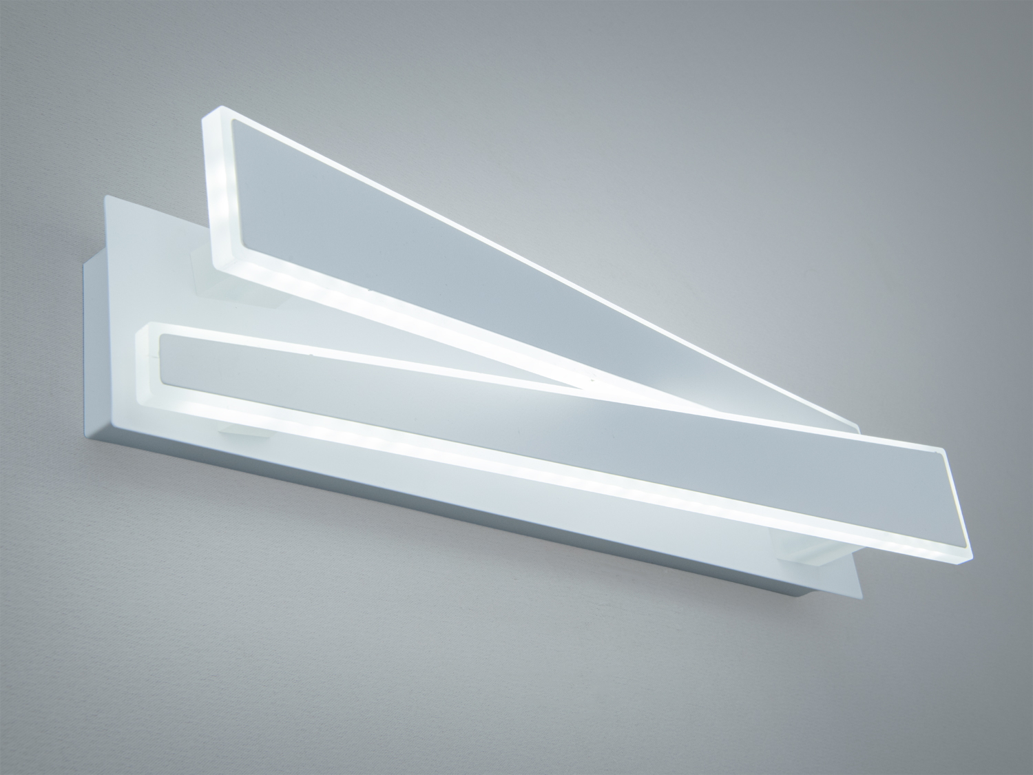 Світильник з кутовим монтажем, що має дві асиметричні акрилові панелі. Використовується для акцентного освітлення в сучасних офісах.