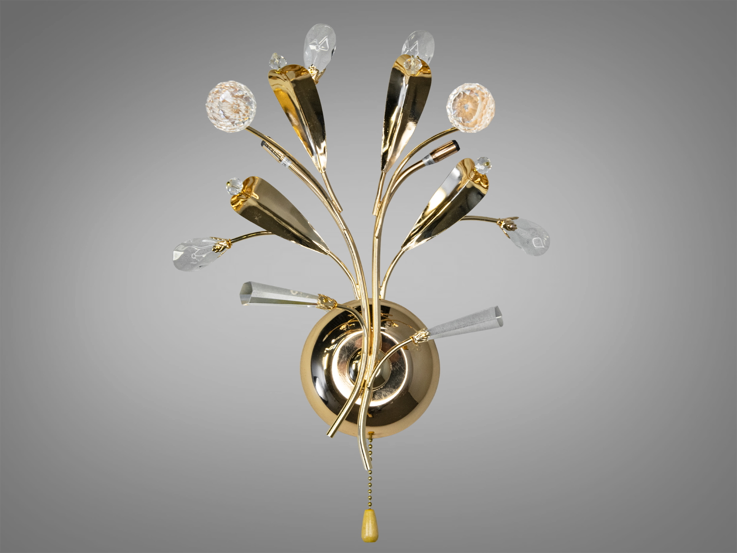Розкішний настінний світильник з золотистими гілками та кристалами, ідеальний вибір для вітальні або спальні.