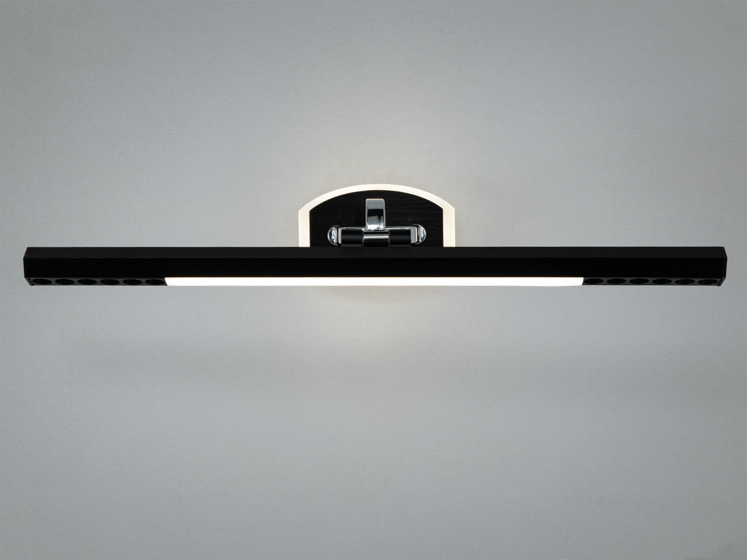 Лампа з матовим розсіювачем, підходить для сучасного інтер′єру, створює м′яке світло.