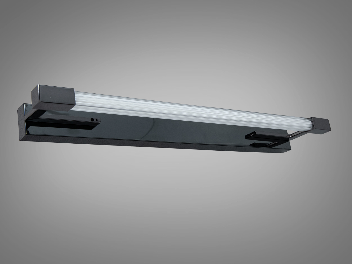 Чорний настінний світильник з матовою поверхнею, підходить для монтажу у ванній кімнаті.