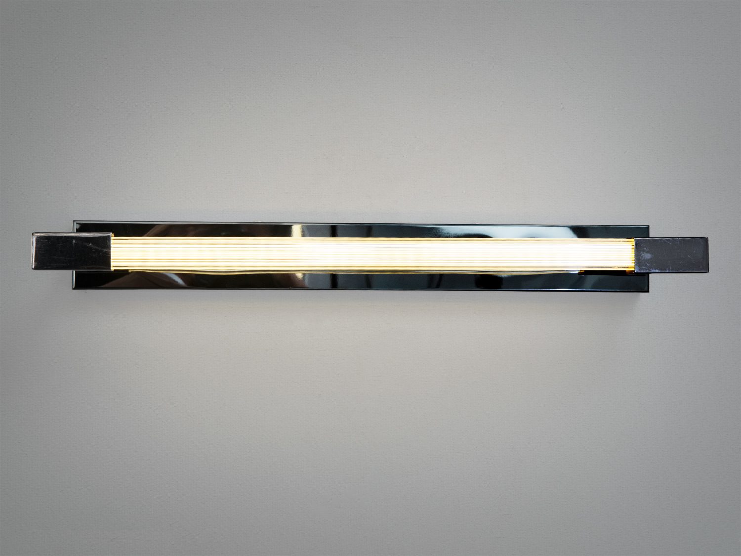 Світильник з дзеркальною основою, що відбиває світло, з довгим світлодіодним акриловим елементом для сучасного інтер′єру.