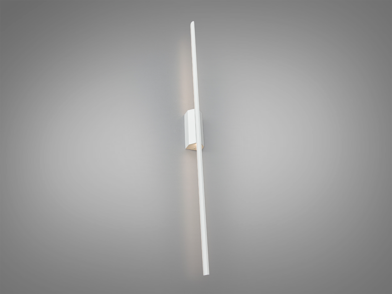 Вертикальний настінний світильник з металу, що забезпечує м′яке розсіяне освітлення. Ідеально підходить для сучасного інтер′єру.