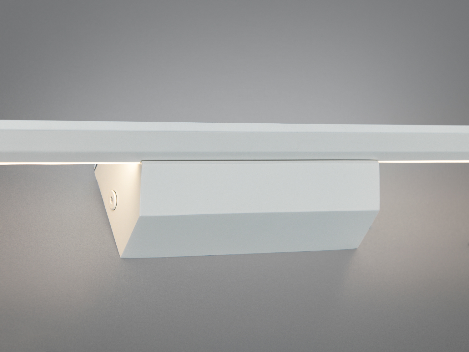 Близький план настінного світильника з акцентом на кріплення. Стриманий стиль, що підходить для офісних приміщень.