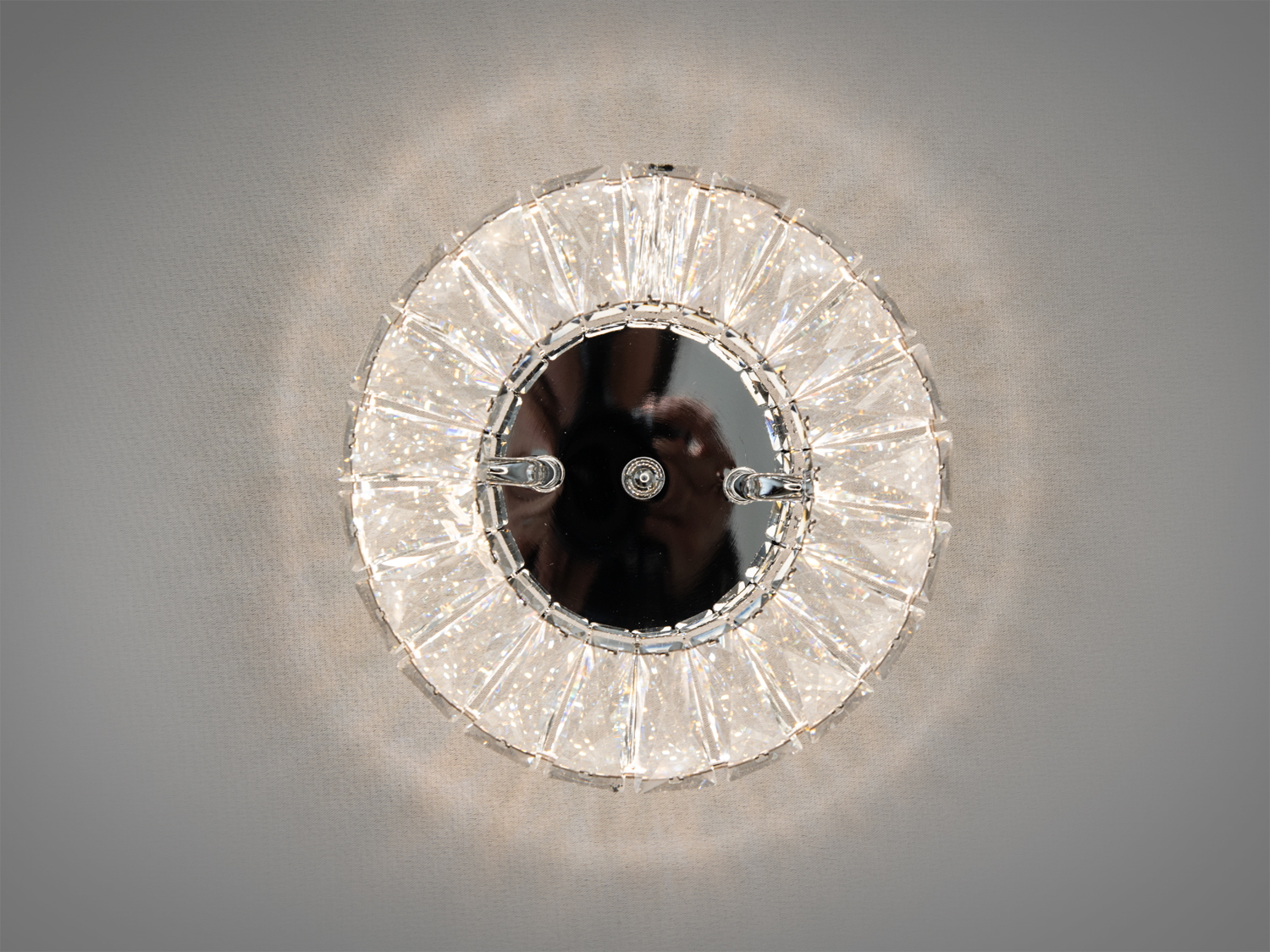 Основу світильника виконано з хромованого металу, що надає йому стильного та сучасного вигляду.