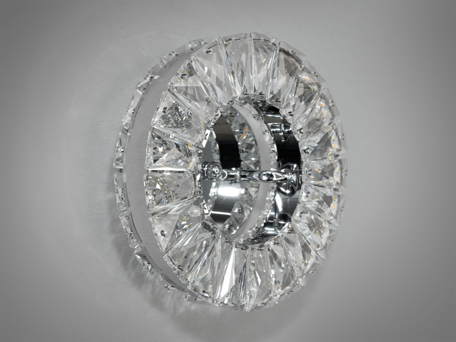 Кришталеві елементи розташовані по зовнішньому периметру світильника та мають прямокутну форму. Вони чудово відбивають світло та створюють ефектний блиск.