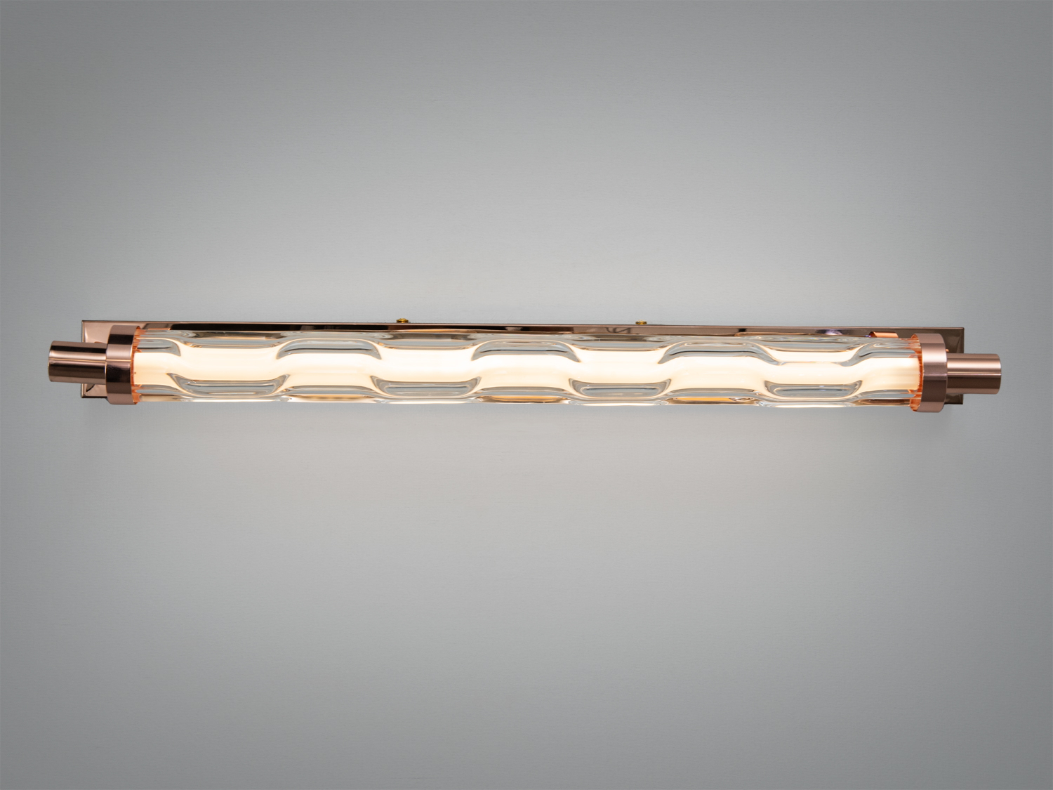 Світильник настінний з прозорим акриловим абажуром, що створює розсіяне світло, ідеальний для коридору.