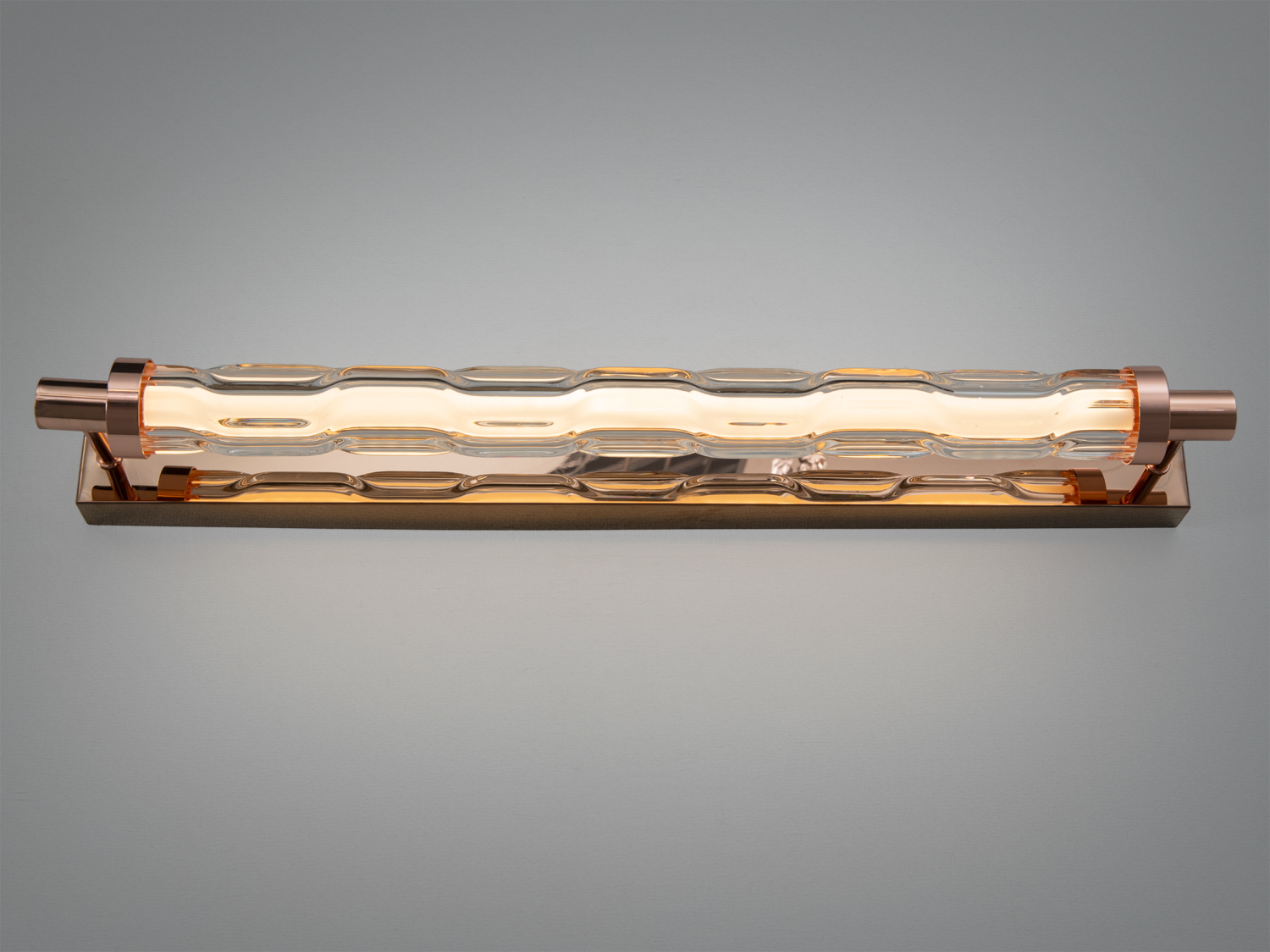 Лампа з металевим корпусом і хвилястим акриловим абажуром, підходить для сучасного інтер′єру.