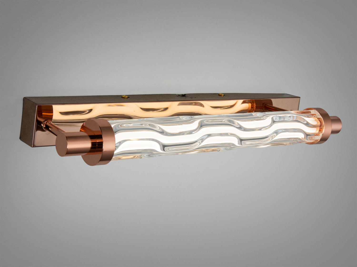 Світильник для настінного монтажу з хвилястим скляним абажуром і мідною основою. Ідеальний для ванної кімнати.