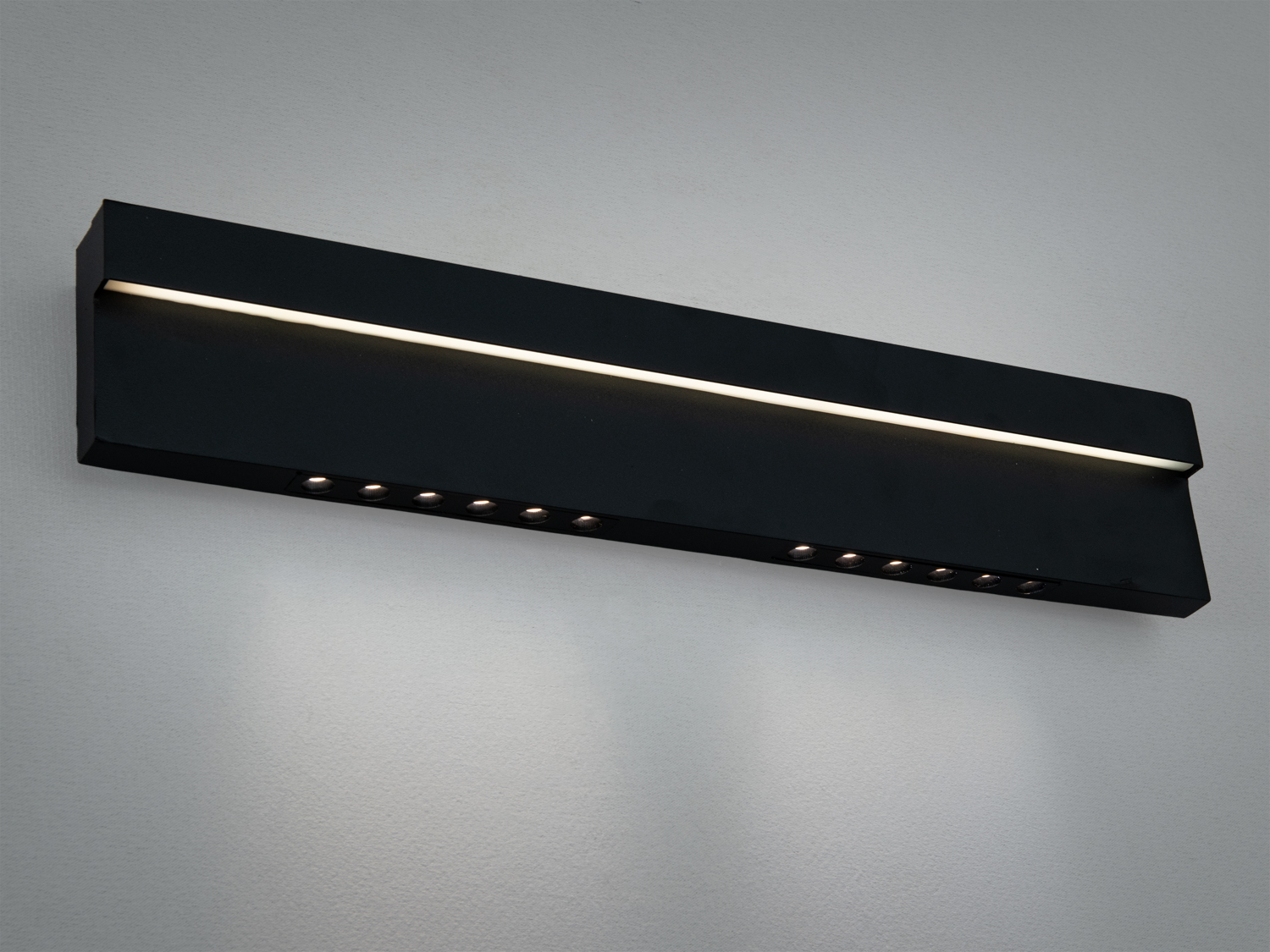 Настінний LED світильник Diasha 18 Вт у чорному кольорі для підсвічування дзеркал і картин. Прямокутний металевий корпус, мʼяке направлене світло, приховане кріплення.