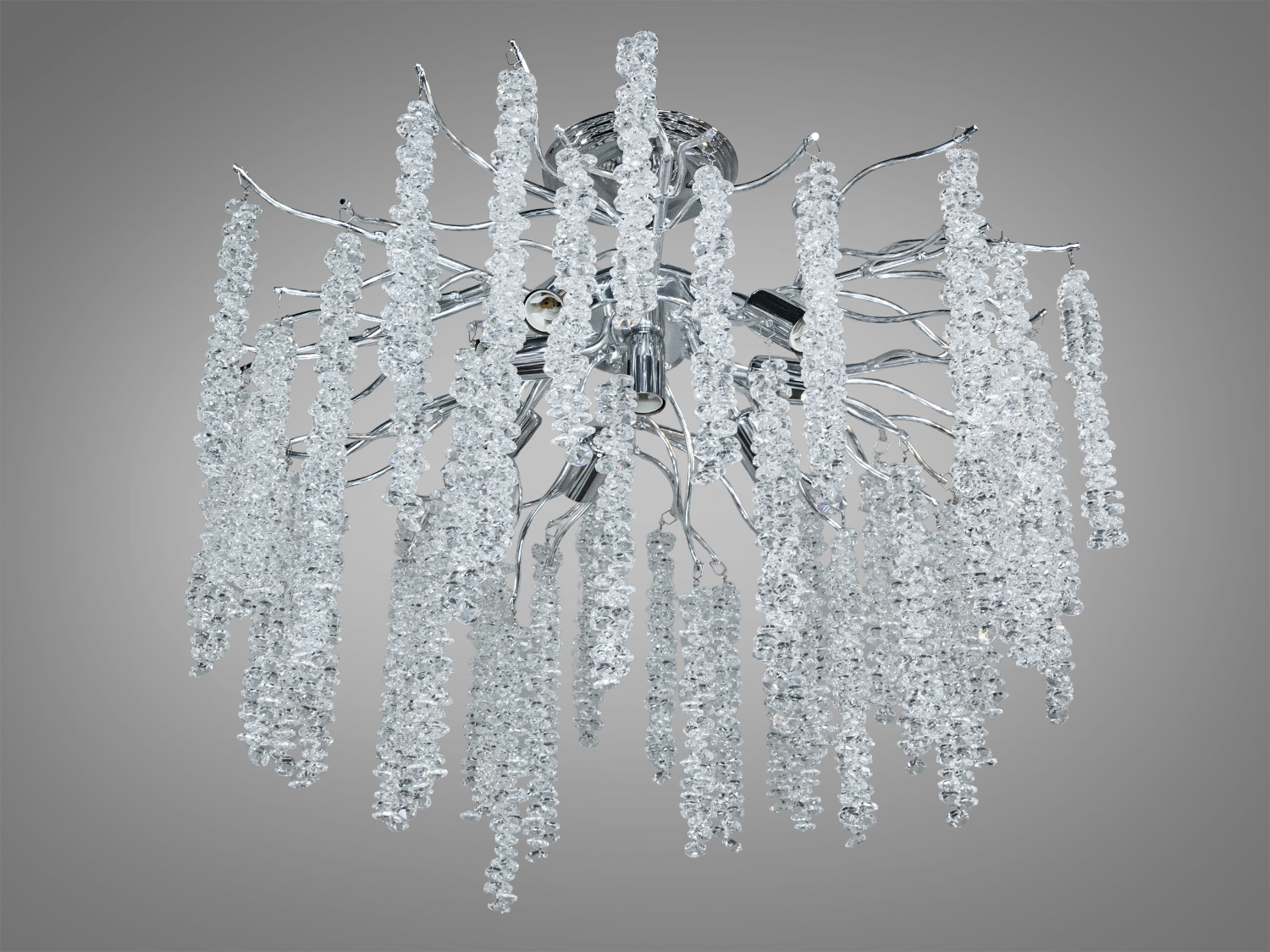 Люстра з каскадними кришталевими підвісками, що створюють ефект розкішного водоспаду. Ідеальна для просторих інтер′єрів.