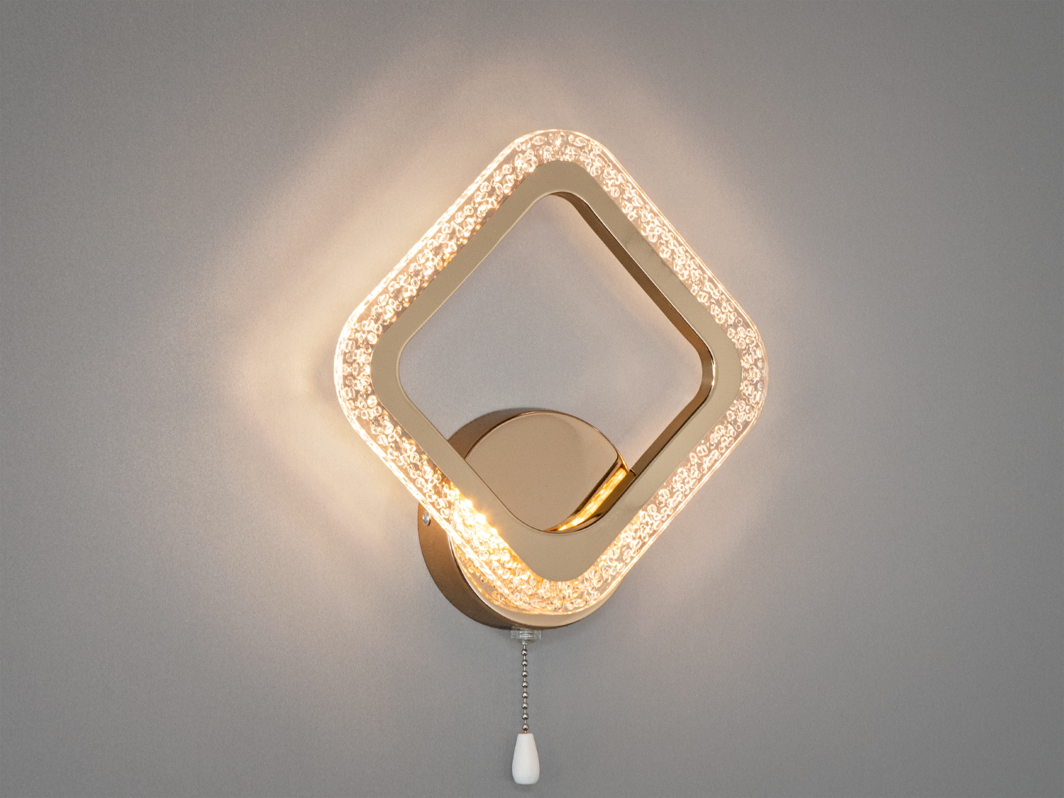 Світильник настінний з квадратною формою, кришталевою окантовкою та металевим корпусом, підходить для сучасних інтер′єрів.