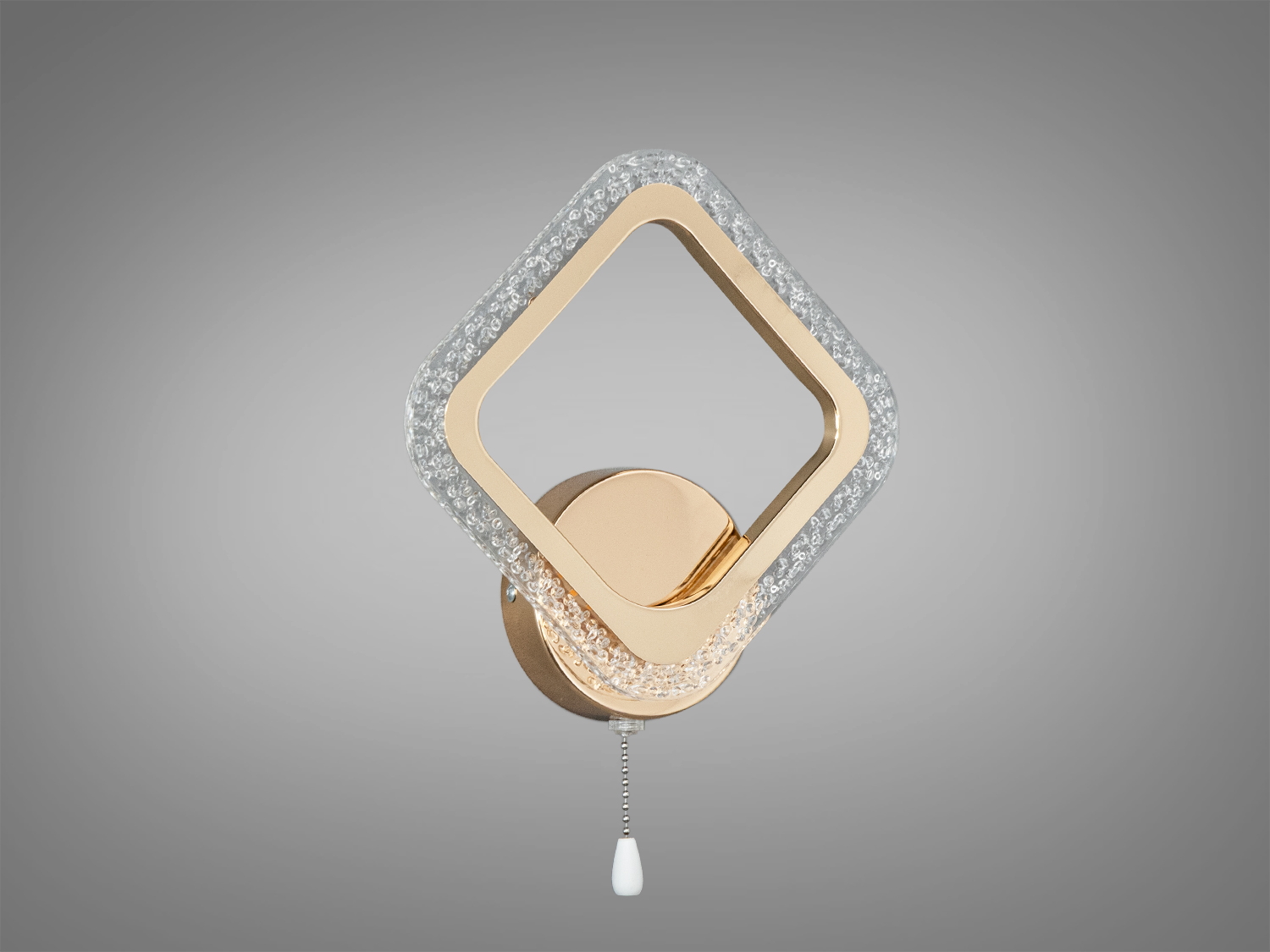 Настінний світильник з металевим корпусом та квадратною кришталевою окантовкою, підходить для монтажу в будь-яких приміщеннях.