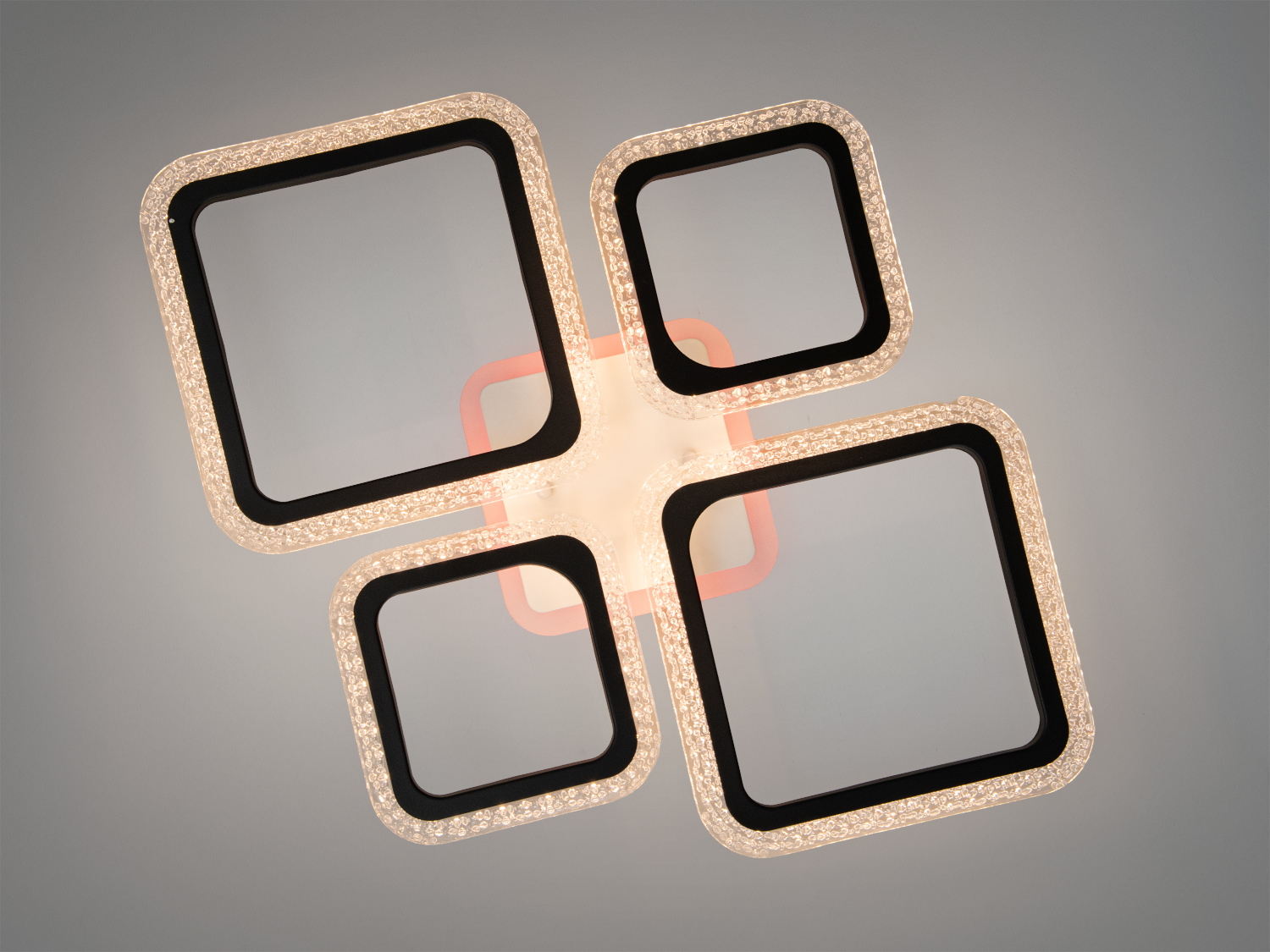 Стельовий світильник з квадратами різного розміру, чорні рамки, прозорі краї. Тепле світло для затишного інтер′єру.