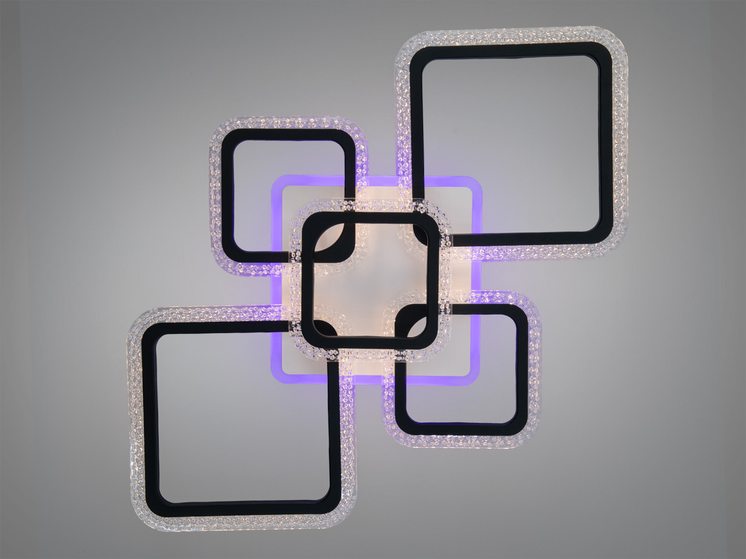 Світильник з п′яти квадратів, центральний з яких має округлі кути. Використовується в сучасних інтер′єрах з можливістю регулювання освітлення.