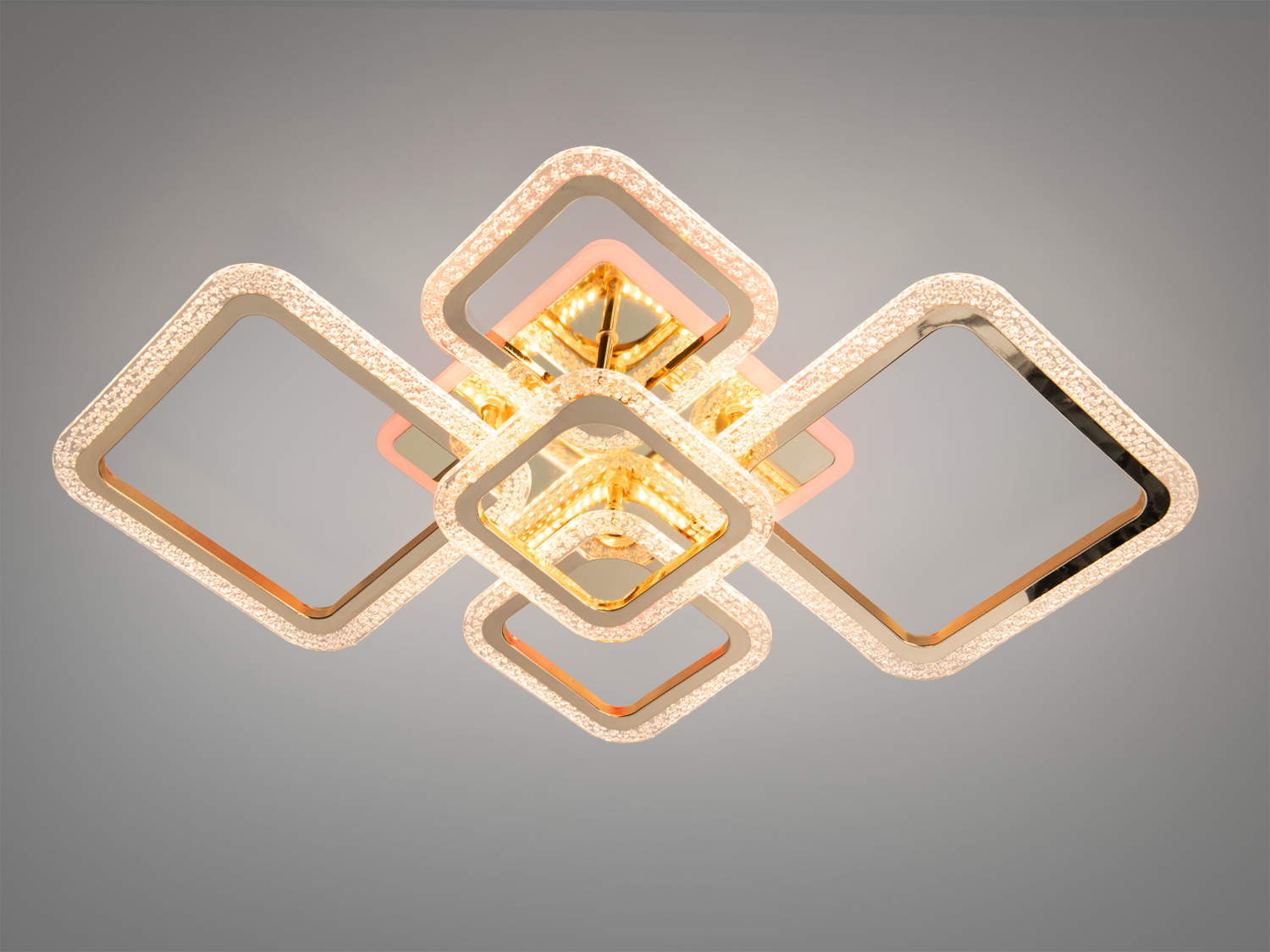 Стельовий світильник з квадратними рамками, що випромінюють тепле світло. Підходить для сучасних інтер′єрів.