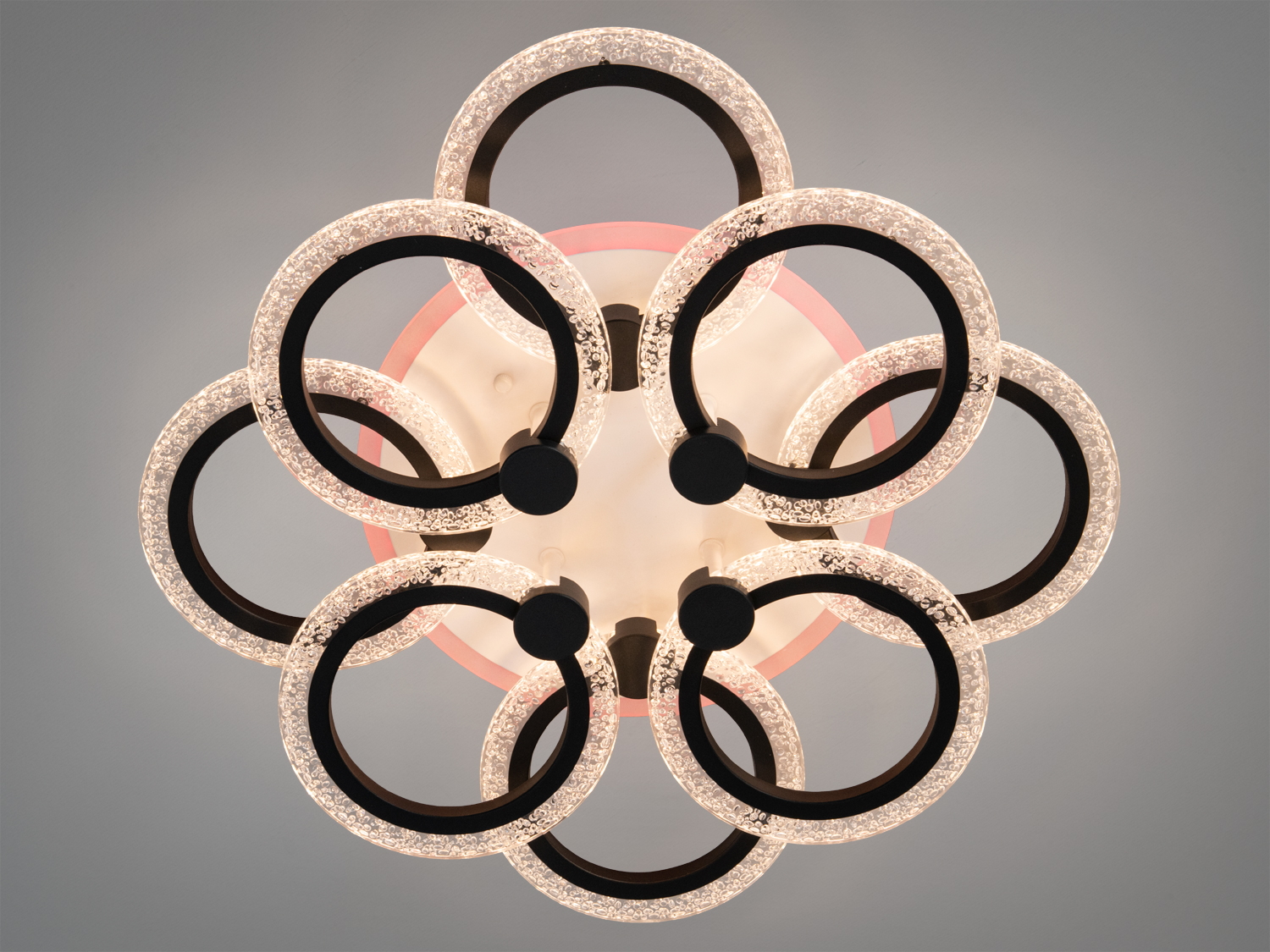 Стельова люстра з кільцями, що світяться, і теплим світлом. Ідеальна для вітальні або спальні.