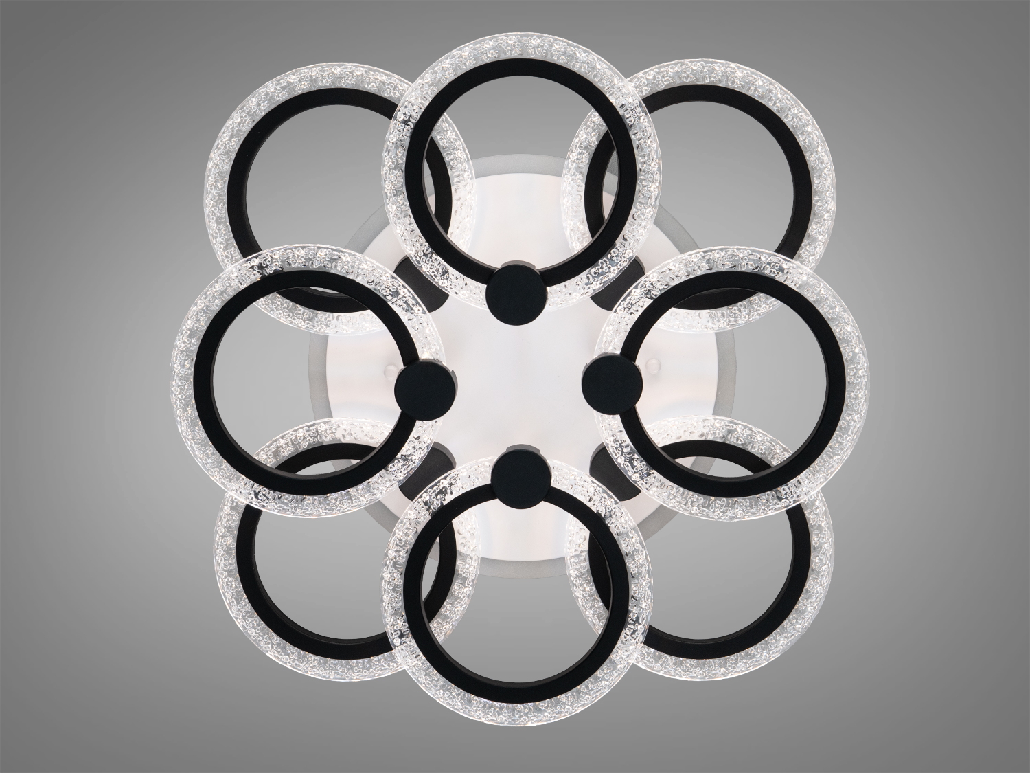 Люстра з кільцями, що світяться, з універсальним дизайном для будь-якого інтер′єру. Виготовлена з металу та пластику.