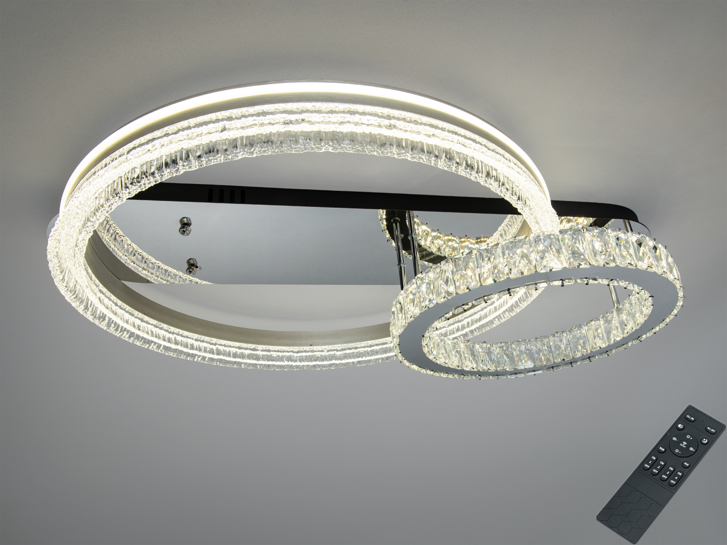 Стельовий світильник з двома кільцями, менше акрилове з кришталевими вставками, більше з тексторованим акрилом, що підсвічуються LED-лампами. В комплекті пульт дистанційного керування.