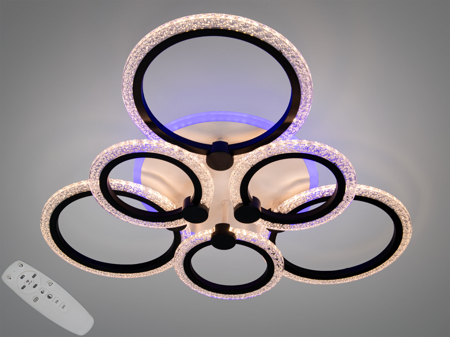 Стельова люстра з п′ятьма кільцями, оснащена пультом дистанційного керування, підходить для сучасних інтер′єрів.