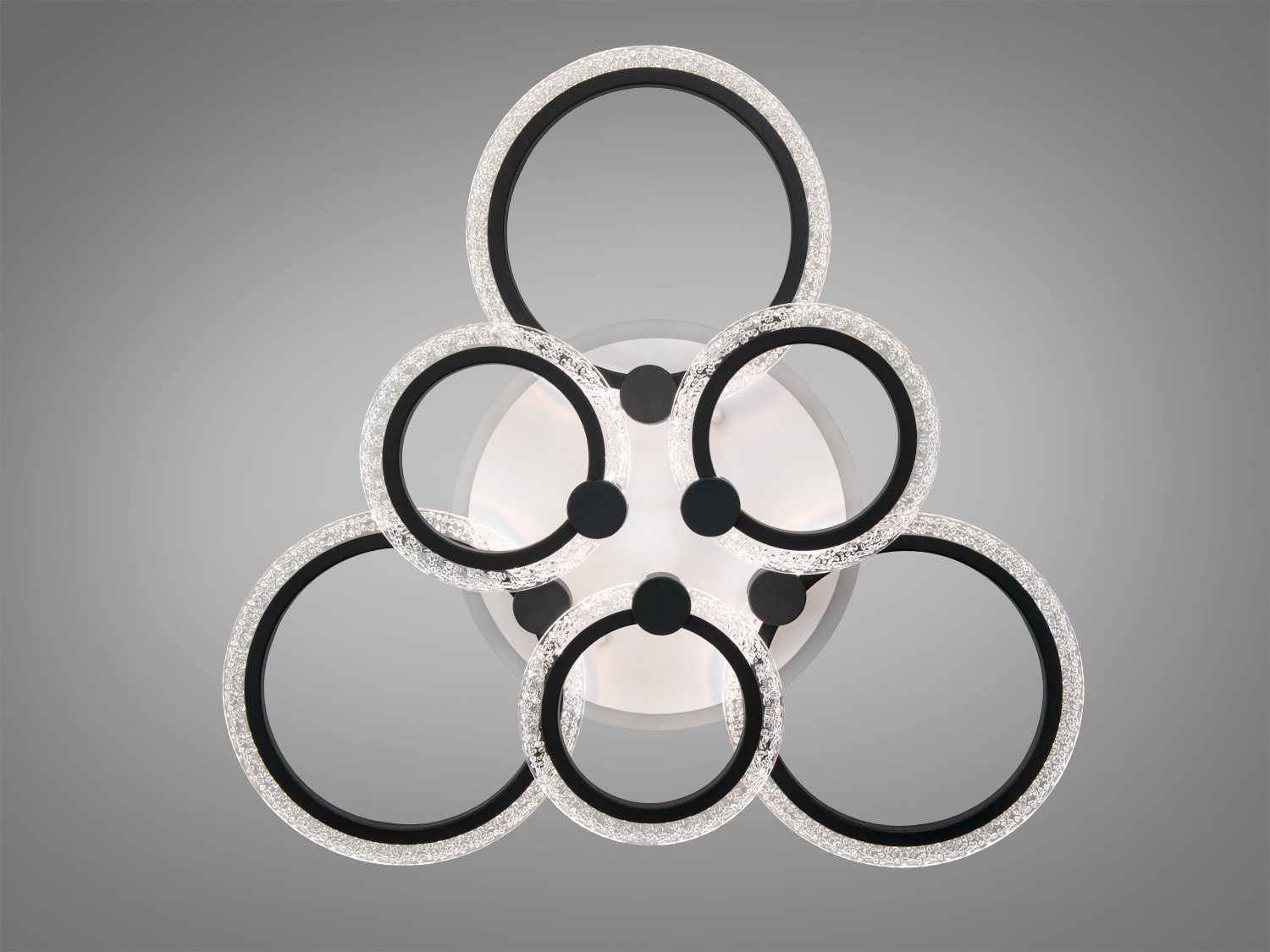 Стельова люстра з п′ятьма кільцями, виконана в чорному та прозорому дизайні, підходить для сучасних інтер′єрів.