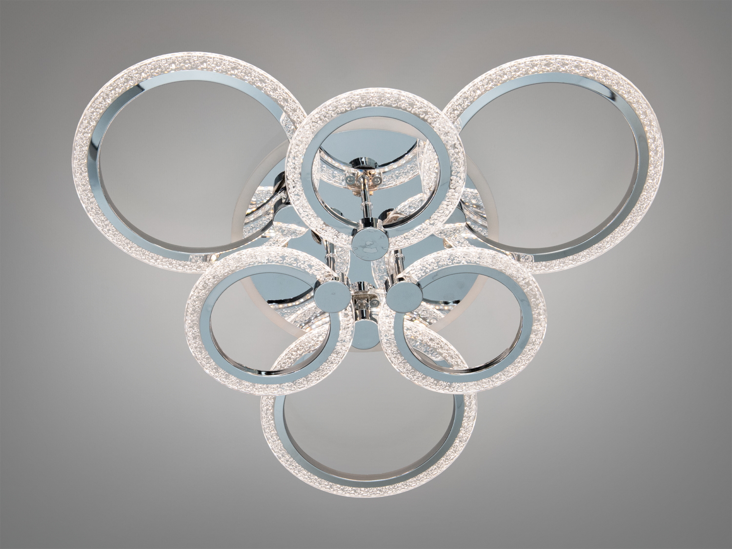 Світлодіодна люстра з кільцями різного розміру. Призначена для стельового монтажу.