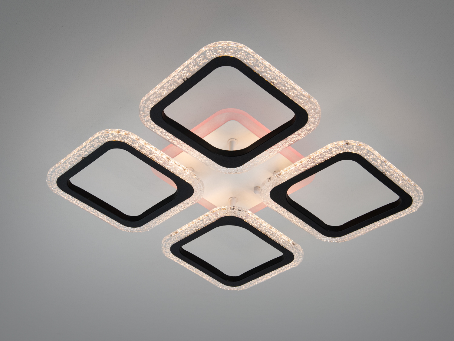 Стельовий світильник з чотирма квадратними елементами, що випромінюють тепле світло. Ідеальний для вітальні або спальні.