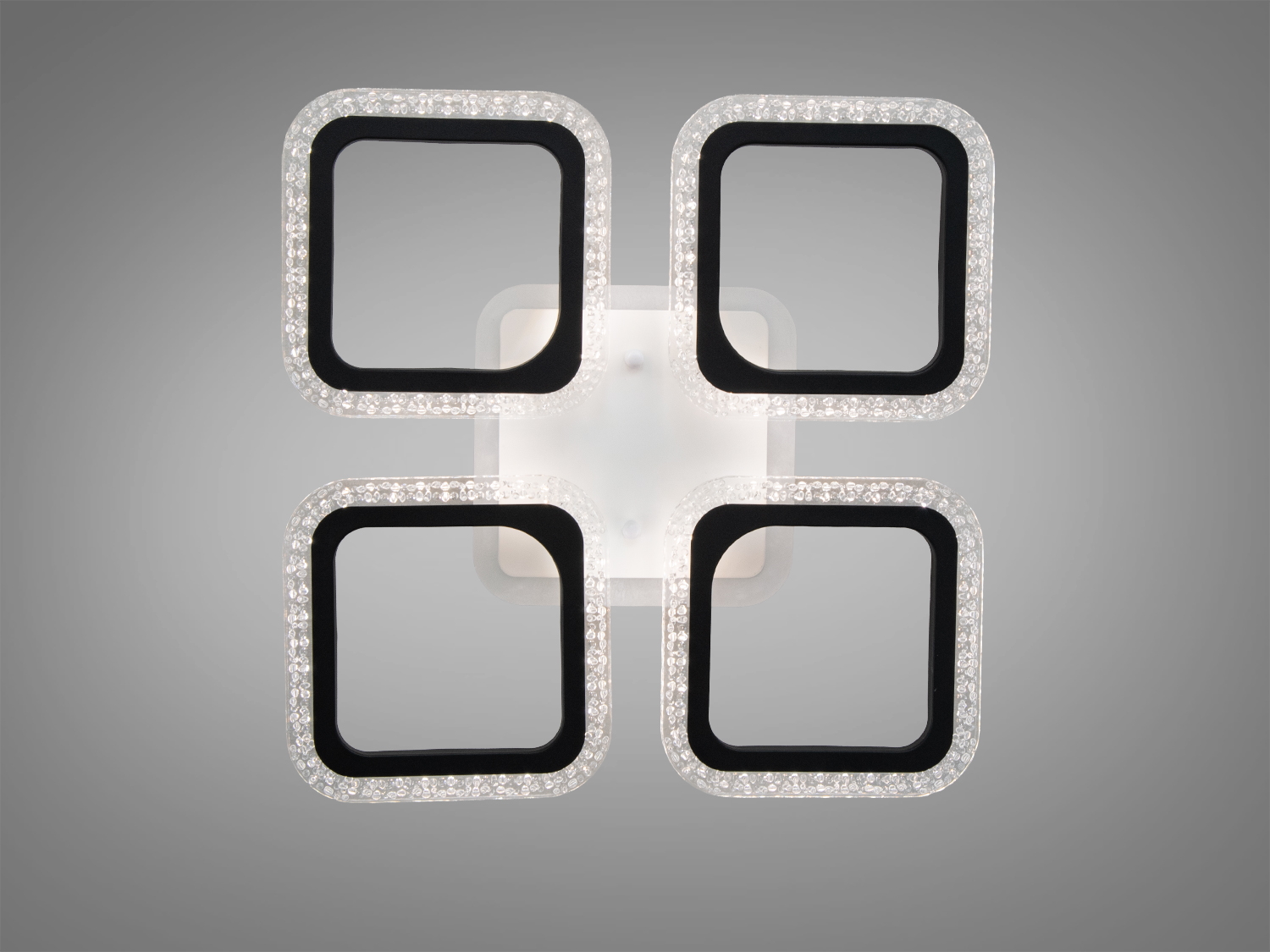 Лампа з чотирма квадратними світловими панелями, що забезпечує рівномірне освітлення. Підходить для офісного простору.