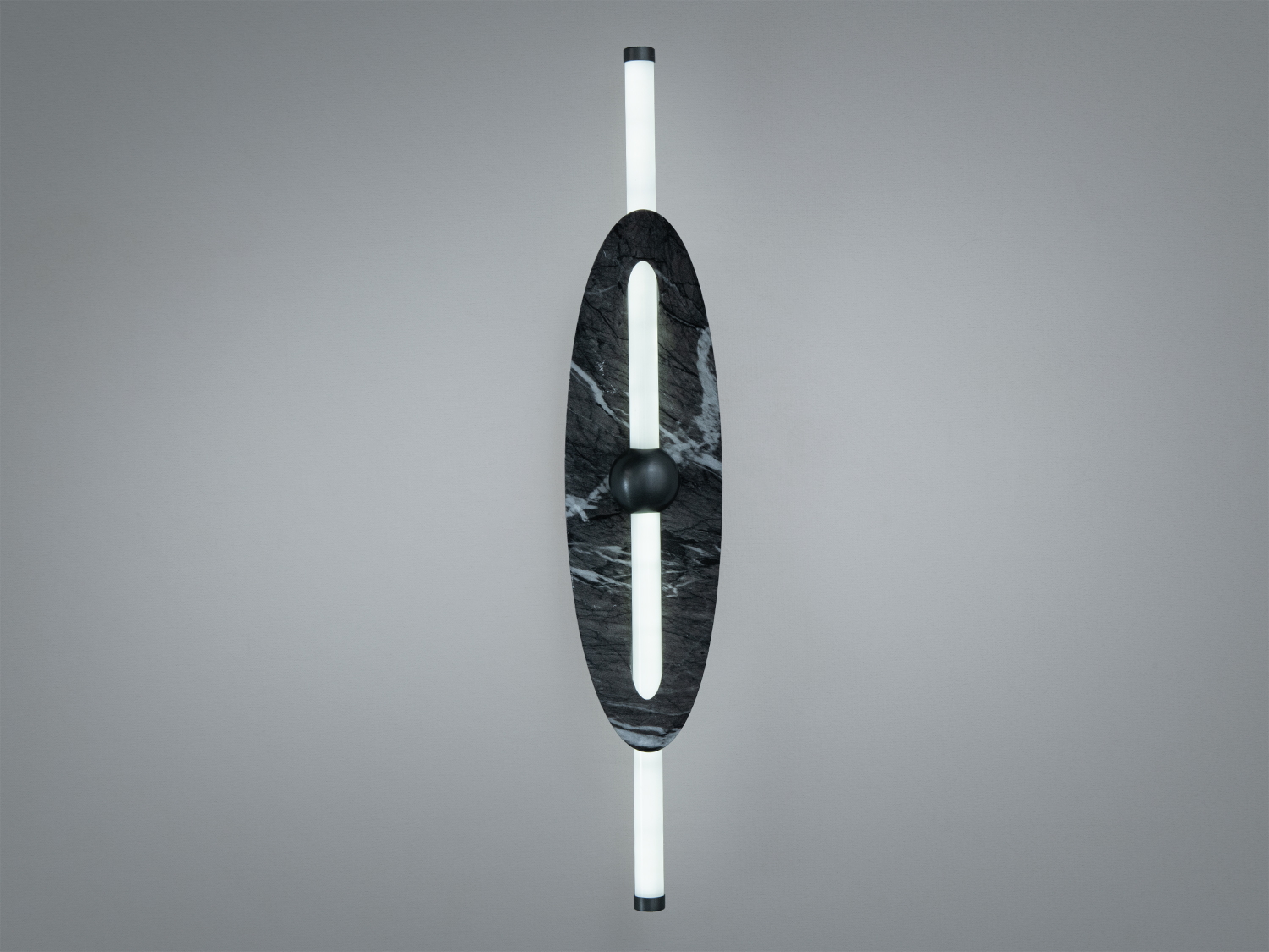 Настінний світильник з мармуровою вставкою, що розташована вертикально, випромінює холодне світло, підходить для мінімалістичного дизайну.