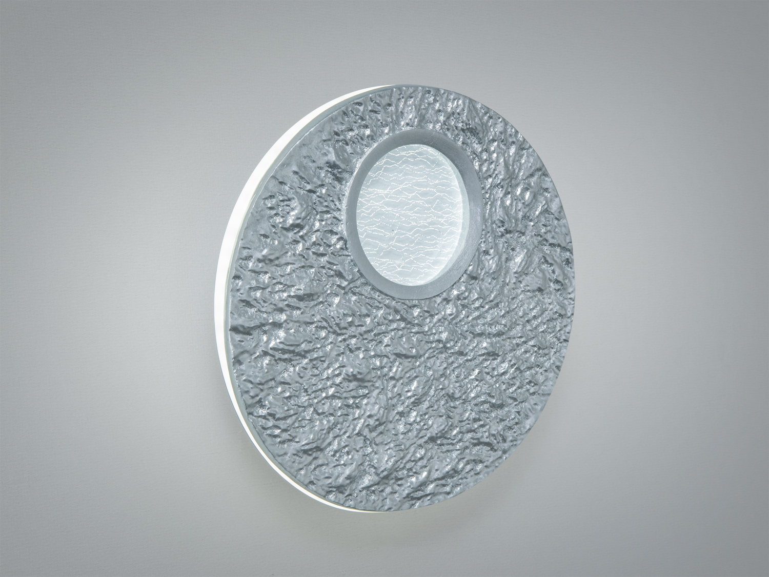 Круглий настінний світильник з рельєфною акриловою поверхнею, що створює ефект місячного світла, з бічним розташуванням світлового елемента.